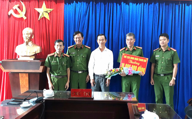 Ông Nguyễn Văn Tĩnh, Chủ tịch UBND quận Thanh Khê trao giấy khen cùng tiền thưởng 10 triệu đồng của UBND quận cho Công an quận và Đội Cảnh sát điều tra tội phạm về ma túy.