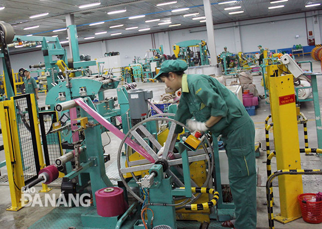 Workers at the Da Nang Rubber Company