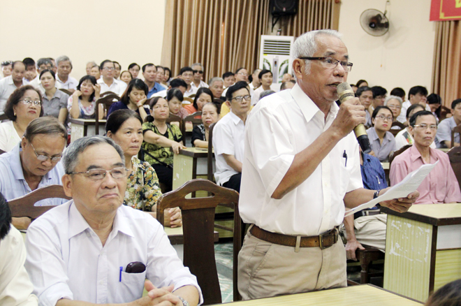 Cử tri quận Thanh Khê phát biểu ý kiến tại buổi tiếp xúc