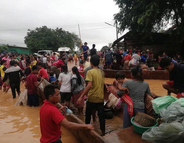 ABC Laos đưa tin, giới chức đã đưa thuyền tới để trợ giúp sơ tán người dân tại quận San Sai của tỉnh Attapeu ở đông nam Lào, trong bối cảnh mực nước dâng cao sau khi đập bị vỡ. Ảnh: Attapeu Today