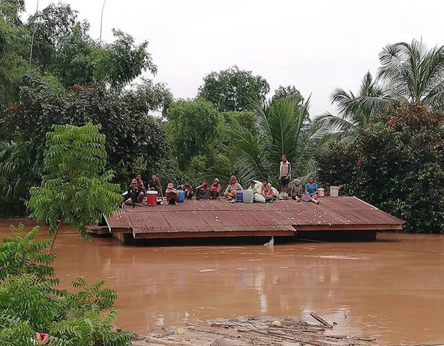 Truyền thông nhà nước Lào cho hay, Thủ tướng Thongloun Sisoulith đã hoãn các cuộc họp chính phủ và cùng các quan chức cấp cao tới khu vực bị ảnh hưởng tại quận Sanamxay. Ảnh: Attapeu Today