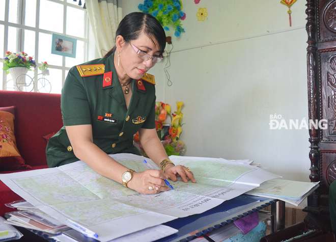 Chị Nguyễn Thị Tình đang theo dõi bản đồ 
