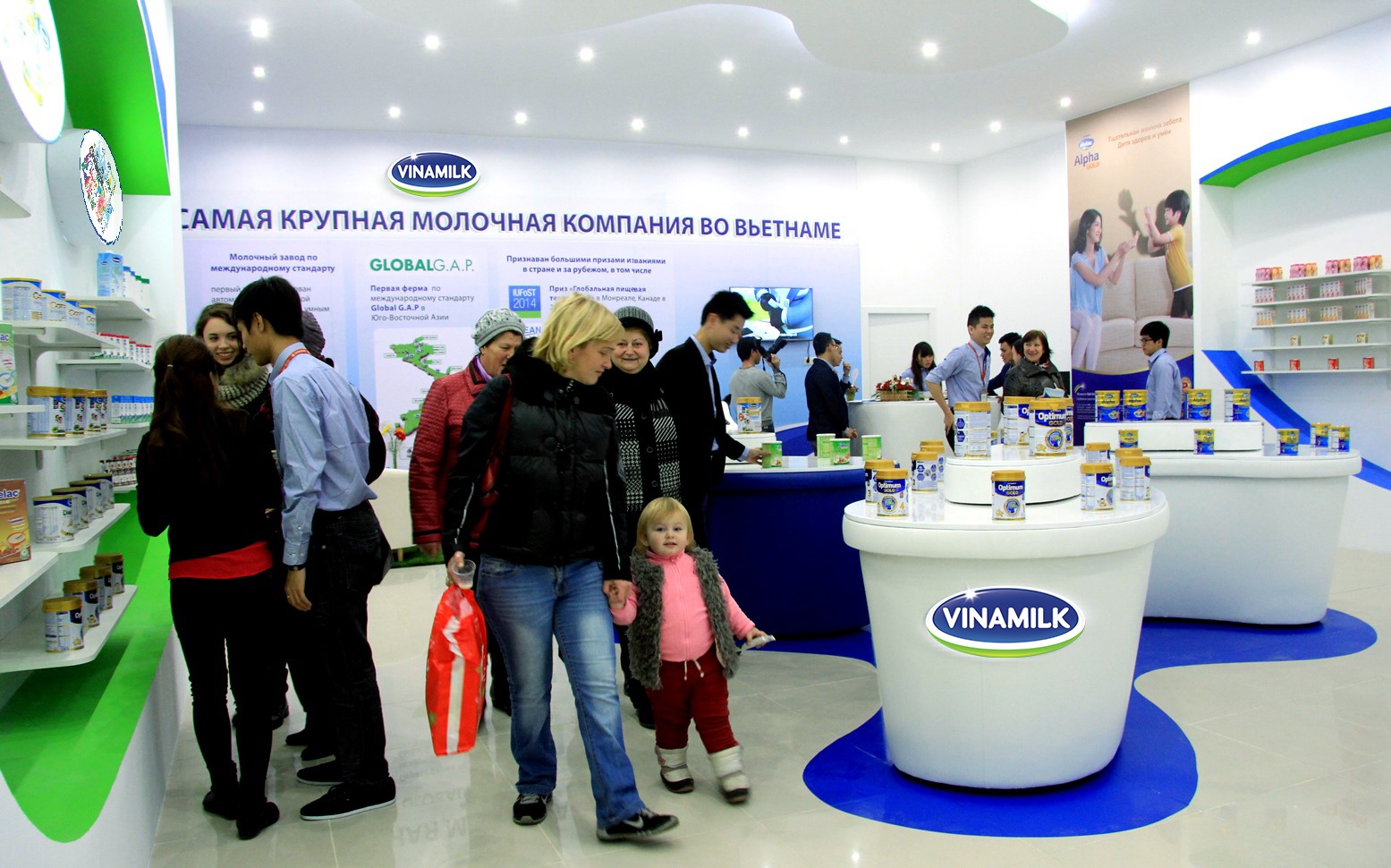 Sản phẩm Vinamilk được trưng bày tại hội chợ “Hàng Việt Nam chất lượng cao Mátxcơva 2015” tại Nga và đã chiếm được cảm tình của người tiêu dùng nơi đây.