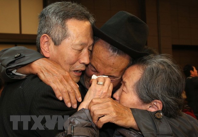 Giây phút đoàn tụ của các gia đình ly tán trong chiến tranh Triều Tiên tại khu nghỉ dưỡng núi Kumgang ngày 22-10-2015. (Ảnh: AFP/ TTXVN)