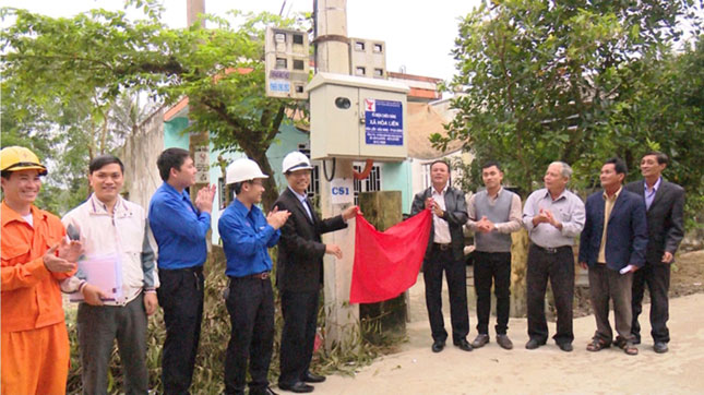 Đoàn viên thanh niên EVNCPC tổ chức lễ khánh thành công trình điện chiếu sáng ở xã Hòa Liên, huyện Hòa Vang.