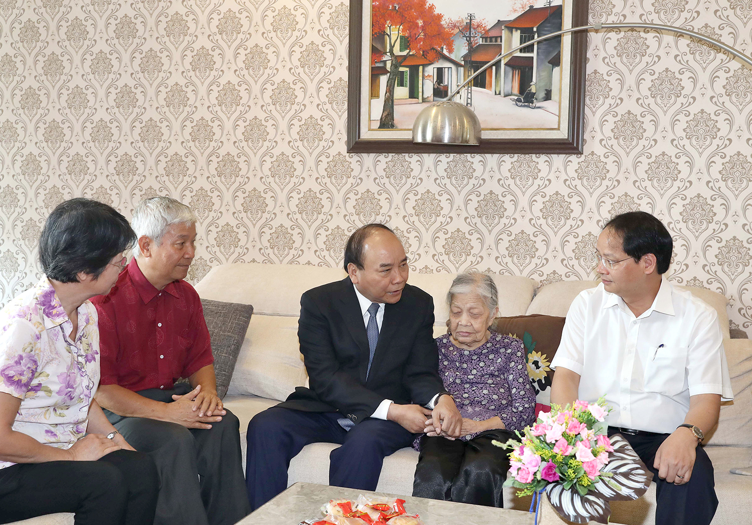 Thủ tướng Nguyễn Xuân Phúc thăm hỏi, động viên, chúc sức khỏe cụ Vũ Thị Nhàn, mẹ liệt sĩ Trịnh Đình Khôi - Ảnh: VGP
