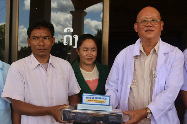 Doctor Huynh Ba Tan (right) donating a set of a set of instruments for ears, nose and throat examinations, valued at nearly 20 million VND, to the Salavan Provincial Infirmary No1