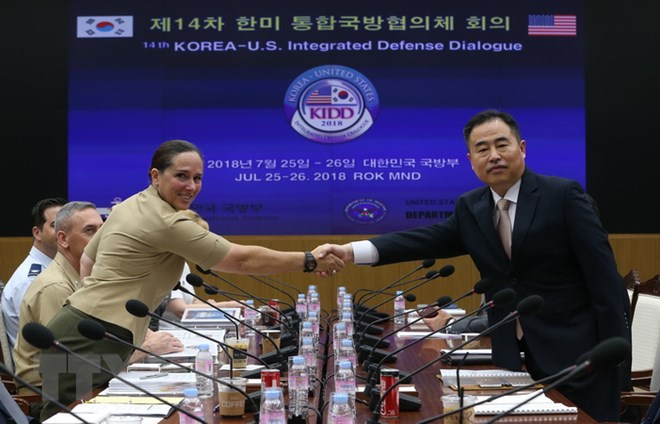 Thứ trưởng phụ trách Chính sách Quốc phòng Hàn Quốc Yeo Suk-joo (phải) và quyền Phó Trợ lý Bộ trưởng Quốc phòng Mỹ Roberta Shea (trái) tại cuộc đối thoại ở Seoul. (Nguồn: YONHAP/TTXVN)