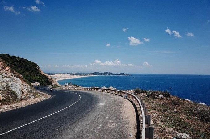 The road running along the coast from Nha Trang to Quy Nhơn Province in central Việt Nam has been named one of the most spectacular in Asia.—  Photo ngoisao.net Read more at http://vietnamnews.vn/life-style/462413/coast-road-among-asias-best.html#eyh0CkOg6rdiJSIY.99