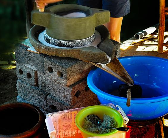 In the past, villagers use stone mortars (as shown in the photo) to grind rice into flour. Nowadays, rice flour mills are preferred by villagers.