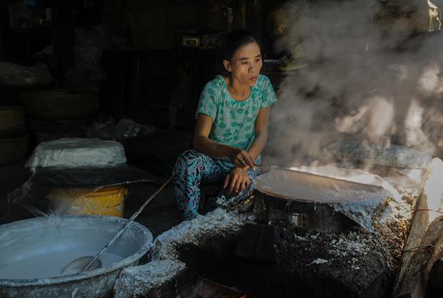 After that, the mixture is thinly spread onto a cloth that is stretched over a wide pot of boiling water. A long bamboo stick is used to lift the cooked rice sheet out of the pot.