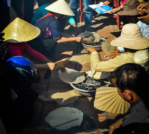 Grilling rice paper is one of exciting folk games during the traditional Tuy Loan Village Communal House Festival which is held annually on the 9th and 10th days of the 1st lunar month  