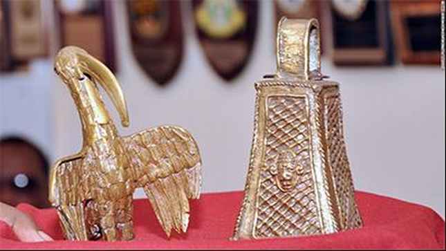 Hai hiện vật từ bộ sưu tập “Thời kỳ đồng Benin” gồm một con chim mỏ dài và chuông của vua, do Mark Walker trả lại. 
