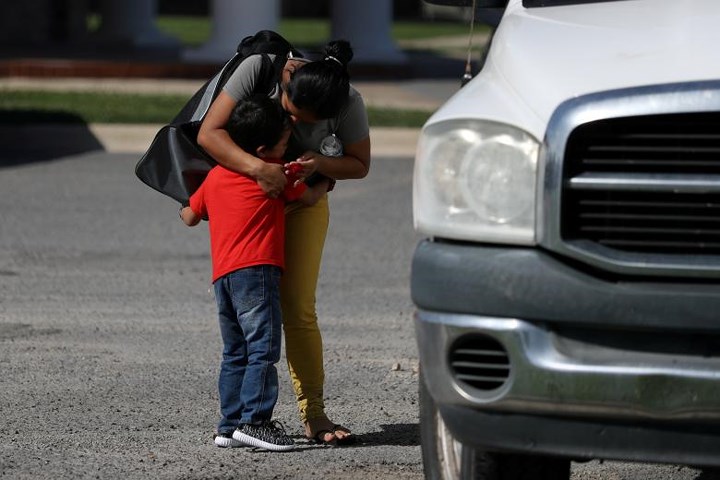 Anita Arell Ramirez Mejia người Honduras cùng cậu con trai 6 tuổi được đoàn tụ ở Harlingen, Texas ngày 13/7 sau khi bị chia tách gần biên giới Mỹ-Mexico.