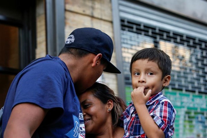 Rosayra Pablo-Cruz, bà mẹ người Guatemala bị chia tách với 2 cậu con trái, rời khỏi trung tâm Cayuga sau khi được đoàn tụ ở New York City ngày 13/7.