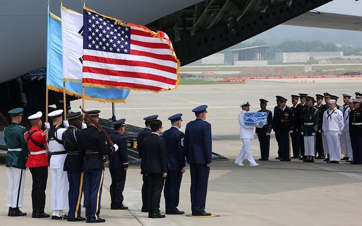 Buổi lễ tiếp nhận hài cốt binh sĩ Mỹ được tổ chức tại Căn cứ Không quân Osan, tỉnh Pyeongtaek, Hàn Quốc.