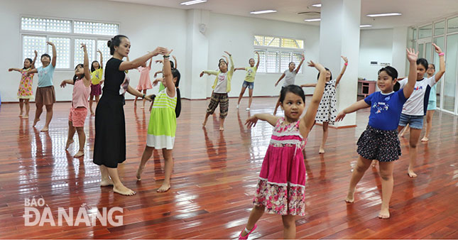 Số lượng học sinh tham gia các lớp năng khiếu tại Cung Thiếu nhi Đà Nẵng ngày càng tăng, đặc biệt trong dịp hè.