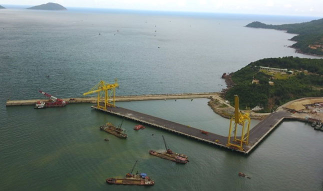 2 cầu tàu có tổng chiều dài 520m cùng 2 hệ thống cẩu QCC Feeder Server sẵn sàng đón tàu hàng đầu tiên vào ngày 28-7-2018.