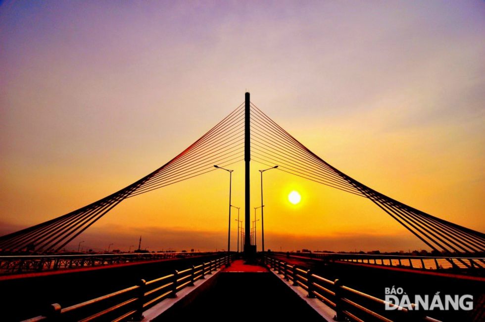 Mặt trời lặn trên cầu Trần Thị Lý.