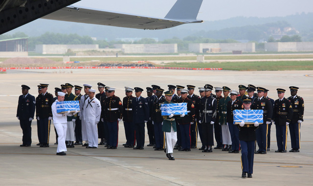 Các binh sĩ Mỹ chuyển hài cốt tại căn cứ không quân Osan, Hàn Quốc ngày 27/7 (Ảnh: Reuters)