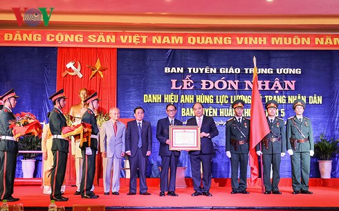 Thủ tướng Chính phủ Nguyễn Xuân Phúc trao danh hiệu 