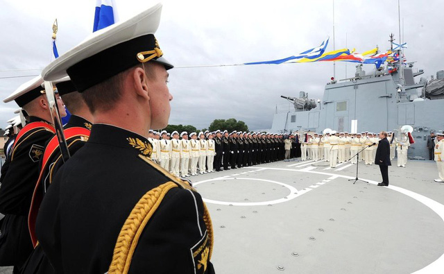 Tổng thống Nga Vladimir Putin từng đi thăm tàu Đô đốc Gorshkov hồi năm 2015 và có bài phát biểu trên boong tàu.