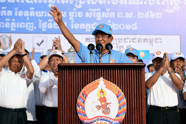 Thủ tướng Hun Sen hiệu triệu toàn dân tham gia bỏ phiếu. Ảnh: AFP