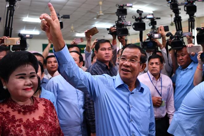 Cambodian Prime Minister and CPP President Hun Sen visits a polling station in Phnom Penh on July 29. (Photo: AFP/VNA)