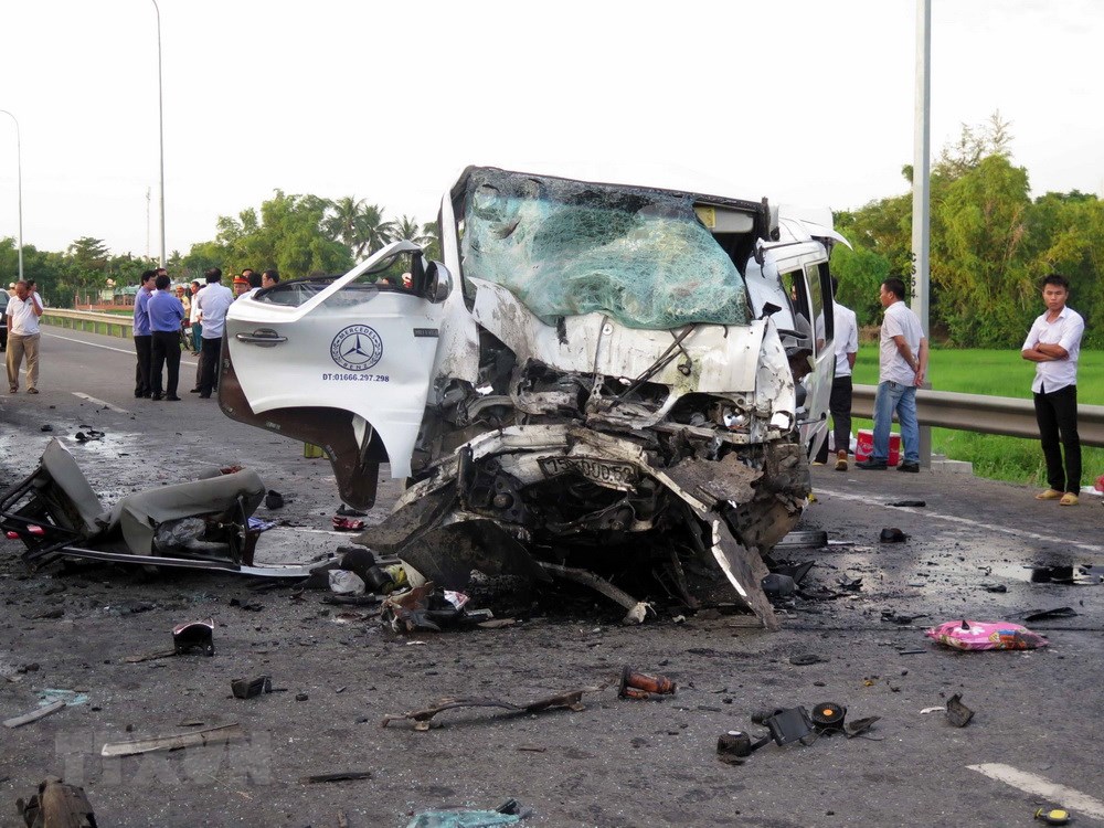 Vụ tai nạn làm 10 người trên xe 75B-00052 chết tại chỗ, sau đó thêm 3 người tử vong trong quá trình đưa đi cấp cứu. (Ảnh: Đỗ Trưởng/TTXVN)