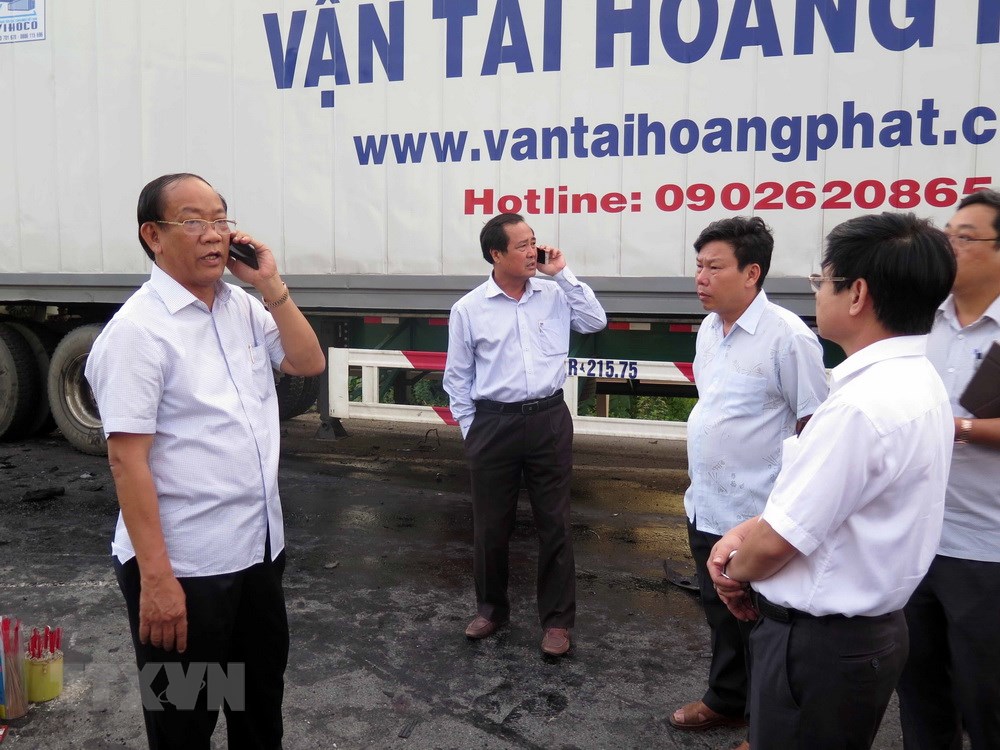 Chủ tịch UBND tỉnh Quảng Nam Đinh Văn Thu (bên trái) có mặt tại hiện trường để chỉ đạo công tác khắc phục hậu quả vụ tai nạn. (Ảnh: Đỗ Trưởng/TTXVN)