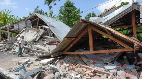 Một người đàn ông Indonesia xem xét phần còn lại của ngôi nhà, sau trận động đất 6,4 độ richter xảy ra, tại Lombok vào ngày 29/7. (Ảnh: CNN)