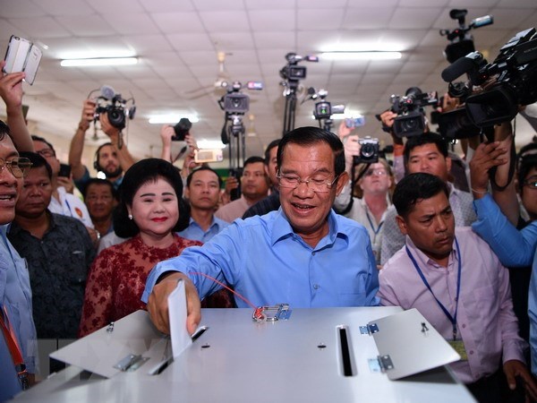 Cambodian Prime Minister and President of the CPP Hun Sen casts his ballot in the general election (Photo: AFP/VNA)