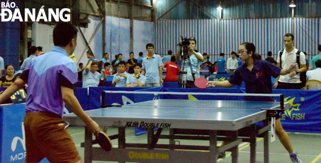 An action shot from a table tennis match