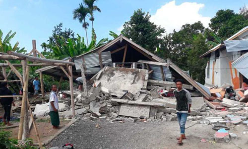 Những ngôi nhà bị phá hủy hoàn toàn sau trận động đất ngày 29/7 trên đảo Lombok, Indonesia. Ảnh: AP