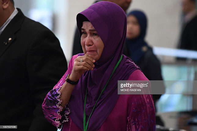 Sarah Nor, mẹ của Norliakmar Hamid - một hành khách trên chuyến bay MH370, bật khóc tại buổi công bố báo cáo điều tra. 			            Ảnh: Getty Images