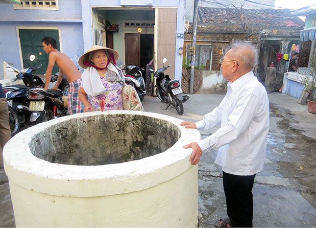 Villagers usually meet and friendly chat with one another near hundreds-year-old wells.  An ancient well was seen in Son Tra District’s An Hai Bac Ward