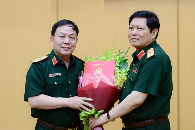Đại tướng Ngô Xuân Lịch trao nhiệm vụ cho ông Lê Đăng Dũng. (Nguồn: VT)
