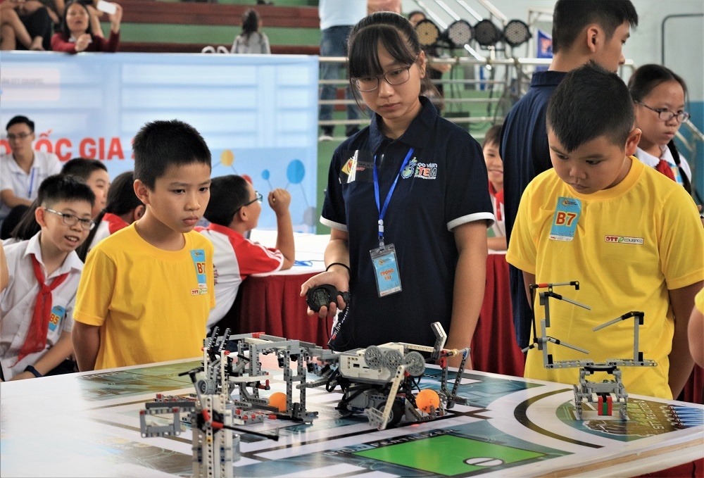Đội Trường THPT Trần Phú và Trường THPT Phan Châu Trinh đoạt giải nhất cuộc thi robot