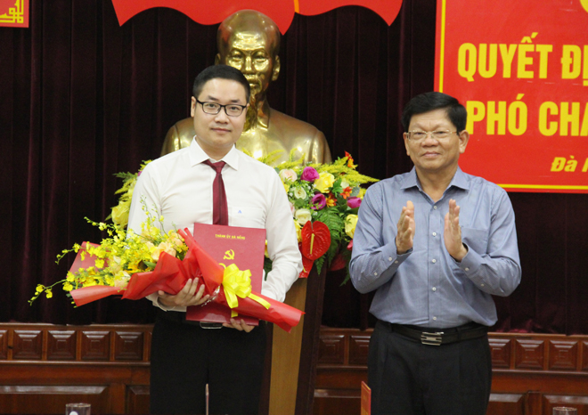 Phó Bí thư Thường trực Thành ủy Võ Công Trí (phải) trao quyết định bổ nhiệm cho ông Nguyễn Lê Mậu Cường