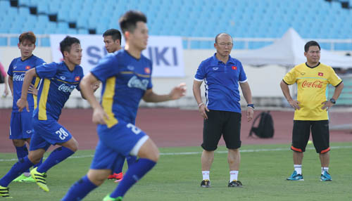 HLV Park Hang-seo yêu cầu các cầu thủ chạy hết sức có thể trong buổi tập trên sân Mỹ Đình chiều nay 