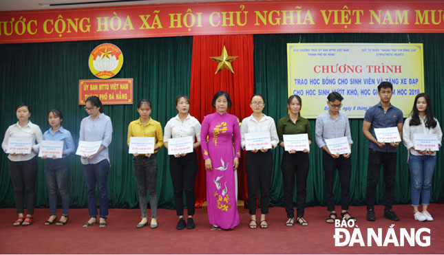 Chủ tịch Ủy ban MTTQ thành phố Đặng Thị Kim Liên trao học bổng sinh viên vượt khó học giỏi năm 2018.