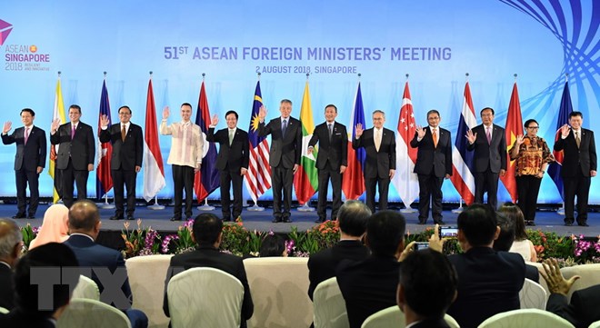 Phó Thủ tướng, Bộ trưởng Ngoại giao Phạm Bình Minh (thứ 5, trái) và Bộ trưởng Ngoại giao các nước thành viên ASEAN chụp ảnh chung tại hội nghị AMM 51 ở Singapore ngày 2/8. (Ảnh: AFP/TTXVN)