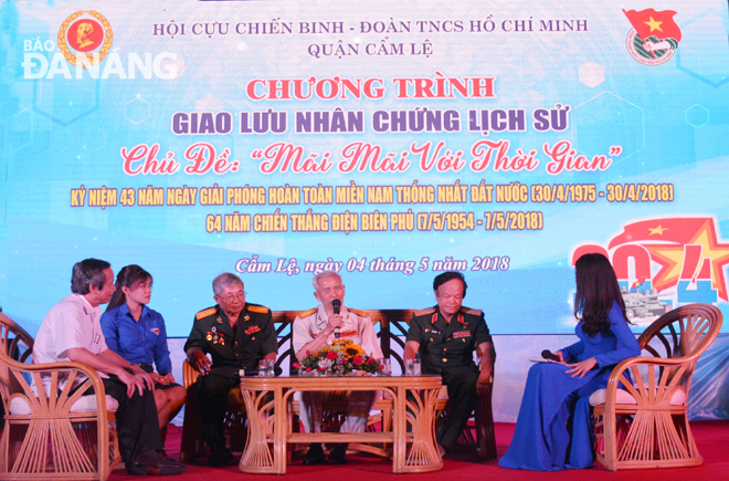 Ông Lê Đình Sanh (thứ ba, từ phải) tham gia Chương trình giao lưu Nhân chứng lịch sử ở quận Cẩm Lệ ngày 4-5-2018.