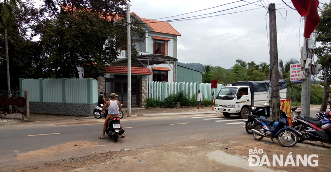 Đoạn đường Tôn Đản nối dài giao với đầu nhánh tuyến đường bê-tông dẫn vào khu dân cư của tổ 27 phường Hòa Thọ Tây chưa được cắm biển báo nên nhiều nguy cơ xảy ra tai nạn giao thông. 