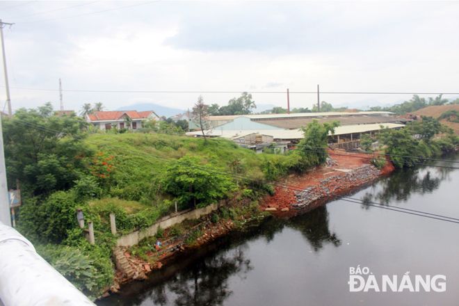 Bờ sông phía tây (xã Hòa Phước, huyện Hòa Vang) sạt lở, được kè chắn tạm bợ… Ảnh: N.THANH 