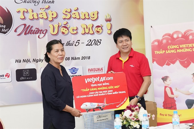 Representatives from Vietjet and the Việt Nam Association for the Protection of Children’s Rights pose for a photo after a press conference to launch the programme on Wednesday. — VNS Photo Read more at http://vietnamnews.vn/bizhub/463054/vietjet-joins-programme-to-help-disadvantaged-kids.html#HB28gGDL4DDmMDYD.99