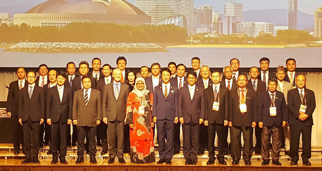 Lãnh đạo các thành phố tham dự hội nghị thượng đỉnh các thành phố châu Á - Thái Bình Dương lần thứ 12 chụp ảnh chung