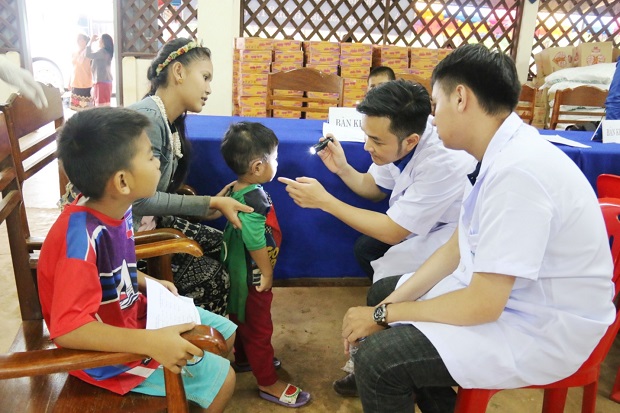 In addition to providing free medical check-ups and medicines, volunteer doctors give advice on self care to local residents.