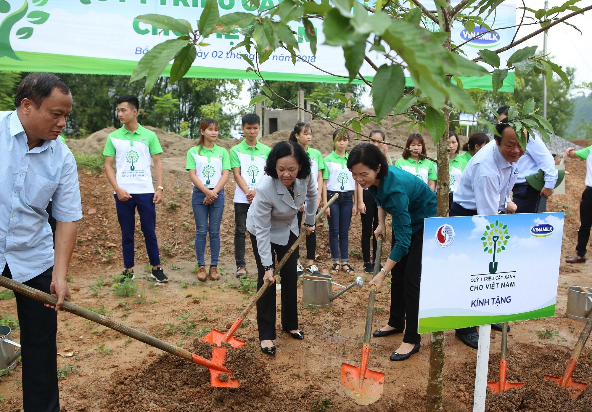 Bà Trương Thị Mai, Ủy viên Bộ Chính trị, Bí Thư Trung ương Đảng, Trưởng Ban Dân vận Trung ương và bà Bùi Thị Hương, Giám đốc Điều hành Vinamilk cùng các đại biểu trồng cây tại khu Di tích lịch sử cấp quốc gia Nà Tu, tỉnh Bắc Kạn.