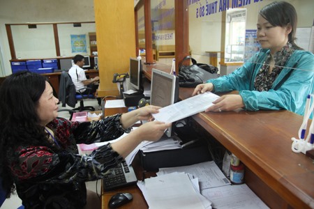 Staff and taxpayers at the Ha Noi Tax Department